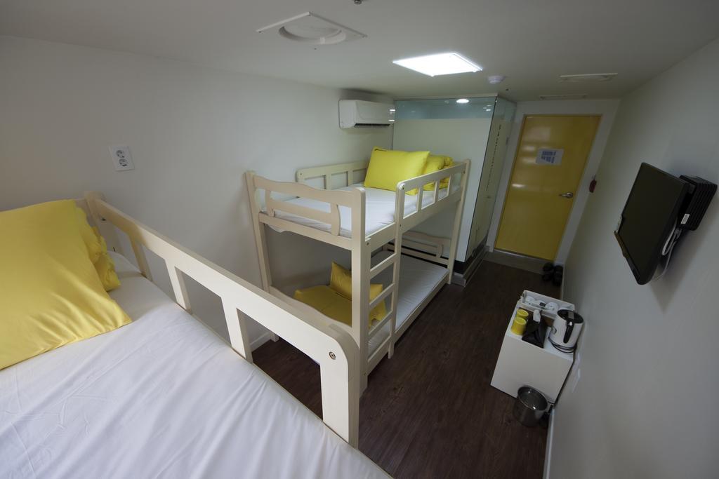 24 Guesthouse Myeongdong Town Сеул Номер фото