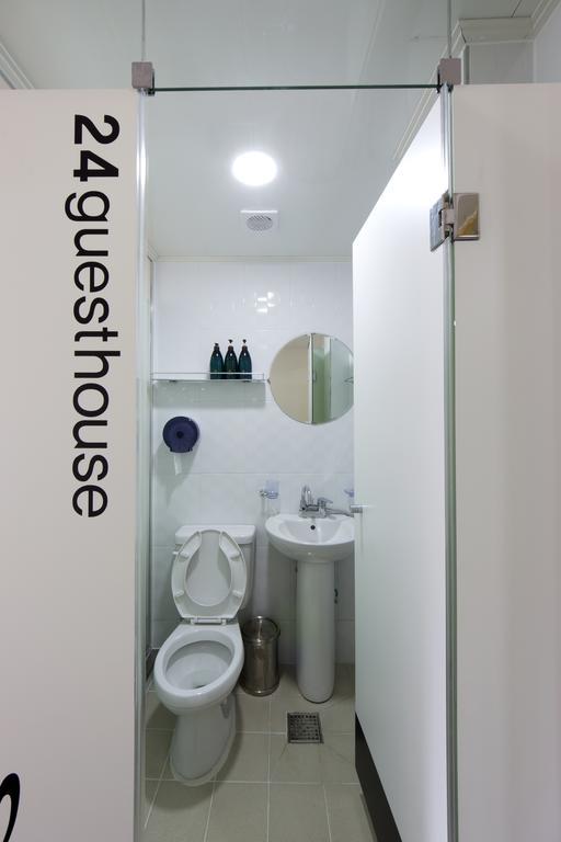 24 Guesthouse Myeongdong Town Сеул Номер фото
