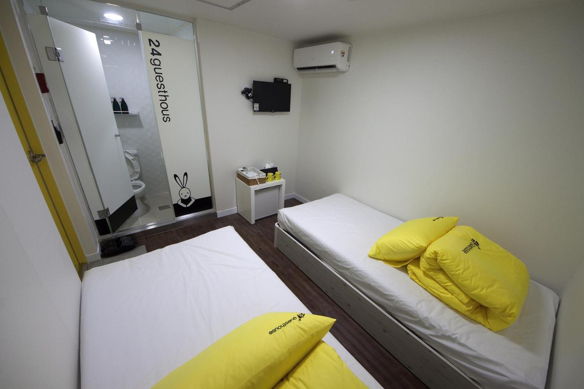 24 Guesthouse Myeongdong Town Сеул Номер фото