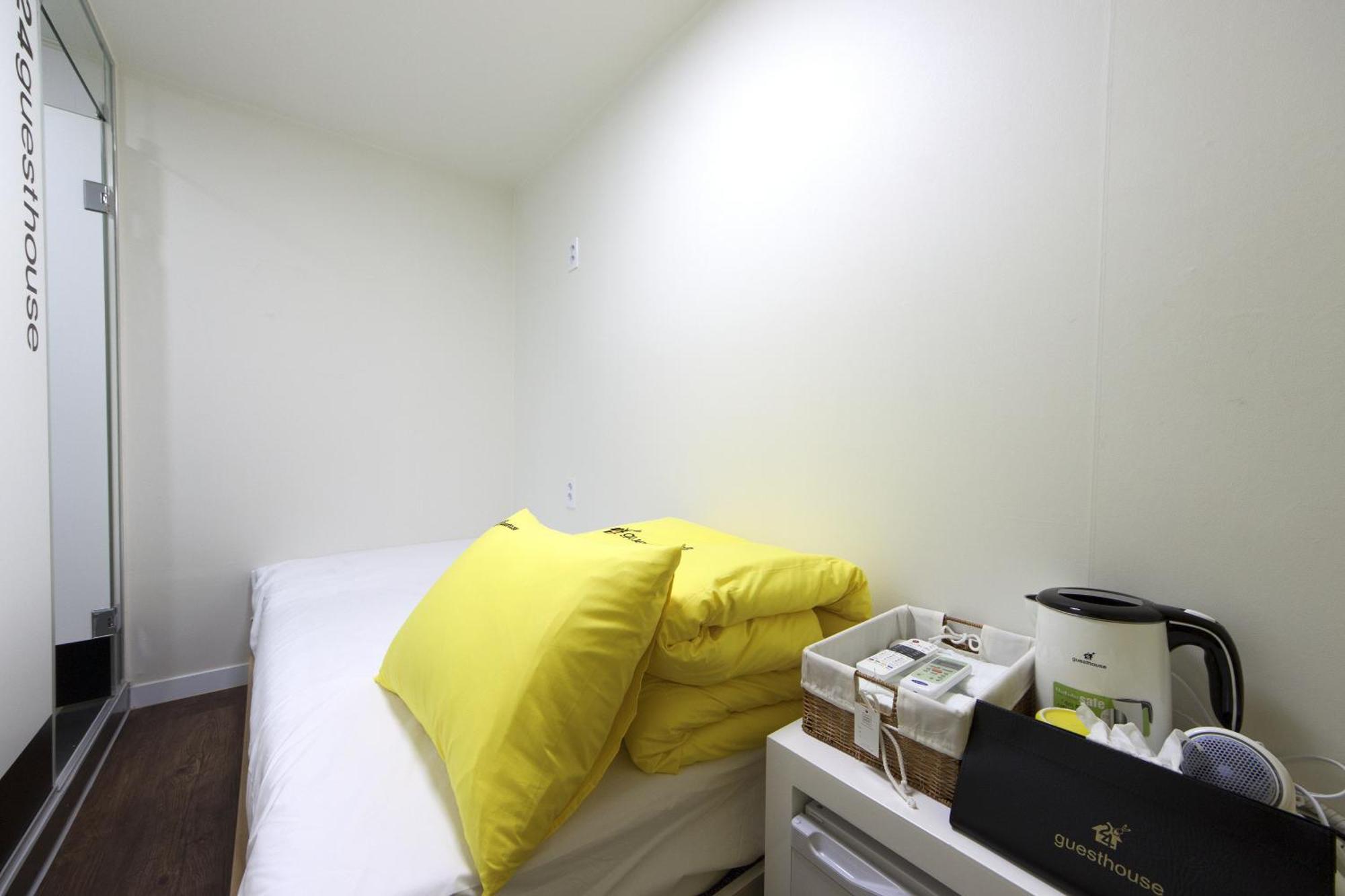 24 Guesthouse Myeongdong Town Сеул Номер фото