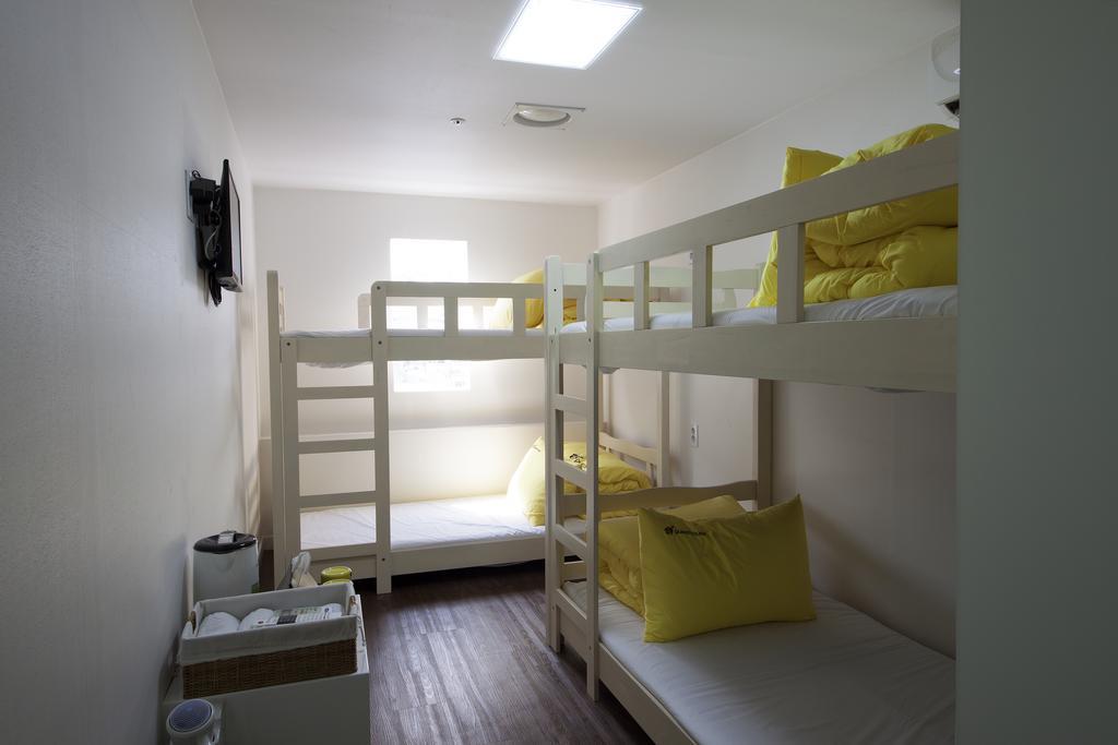 24 Guesthouse Myeongdong Town Сеул Номер фото